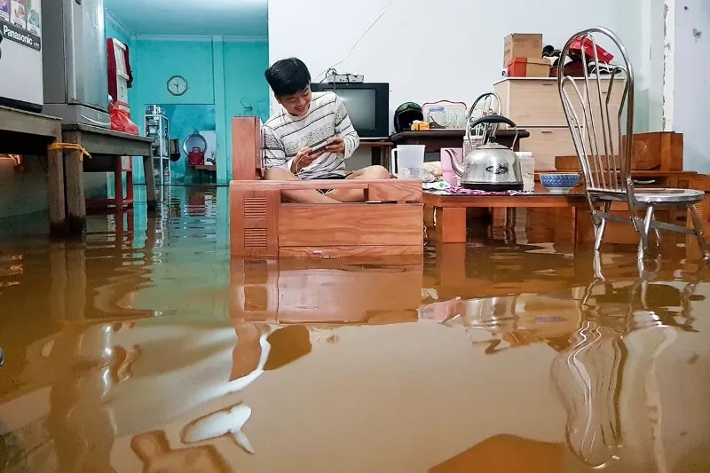 Mơ thấy nước lớn chảy vào nhà