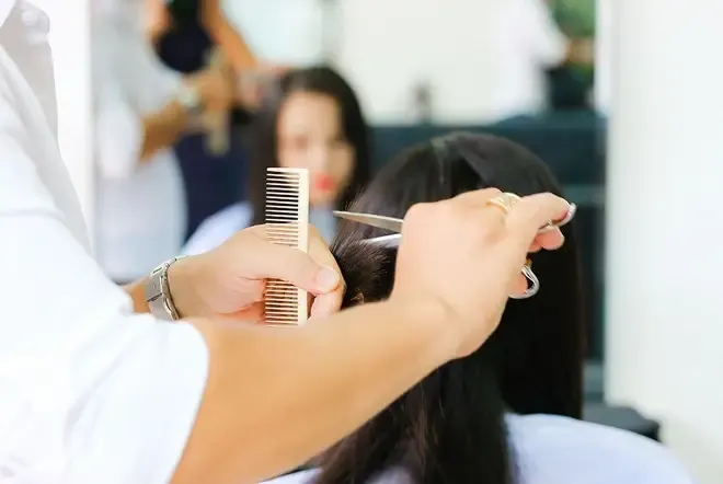 Mơ thấy cắt tóc