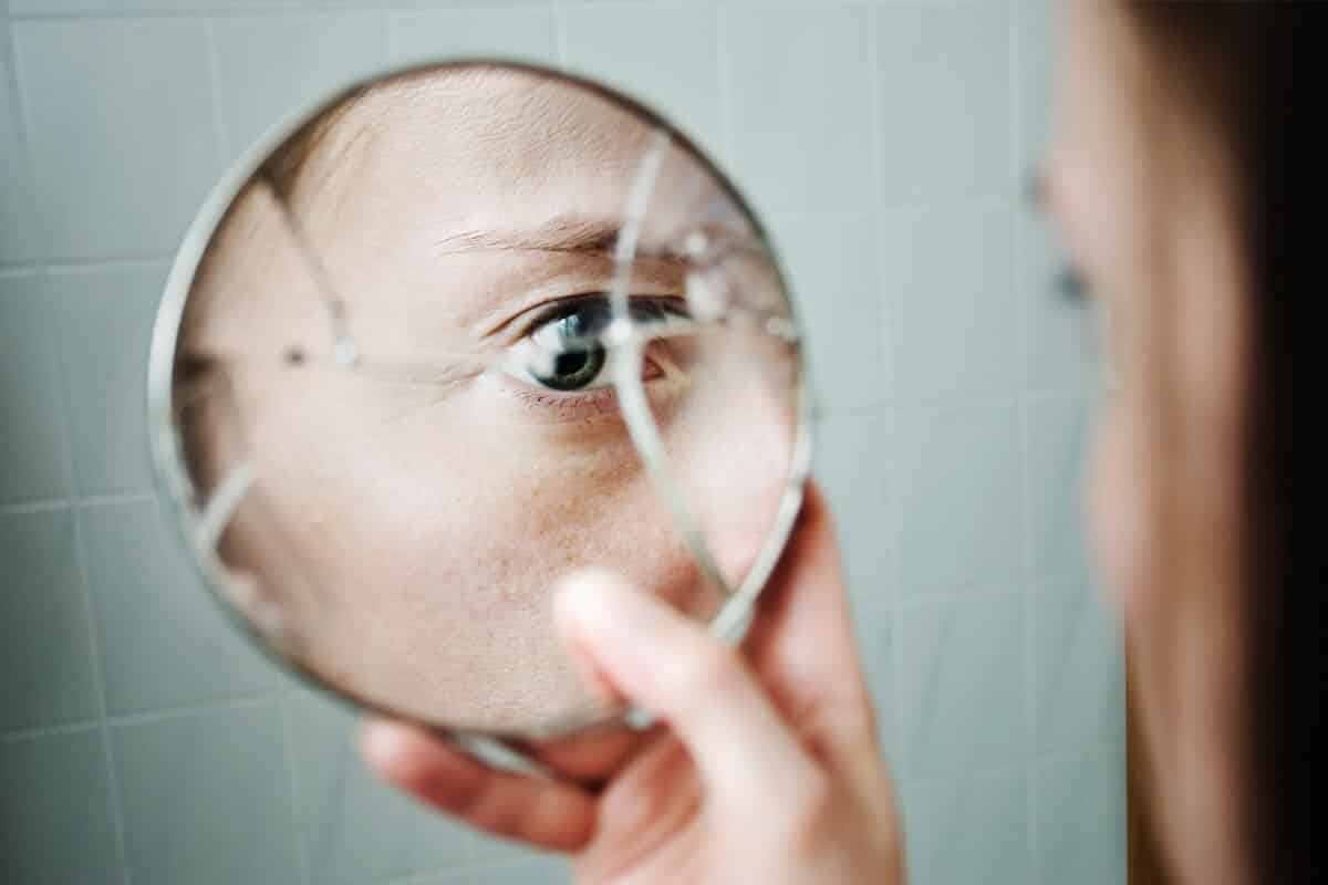 Chiêm bao thấy đang soi gương vỡ