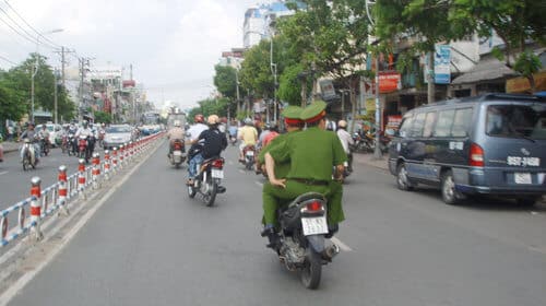 Mơ gặp công an trên đường