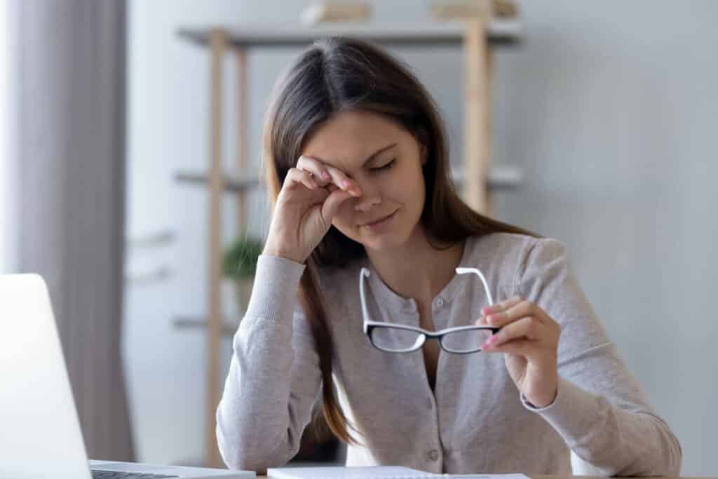 Mắt phải nháy là điềm báo gì