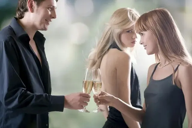 Chiêm bao thấy chồng ngoại tình với người yêu cũ