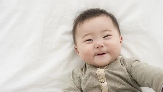 Ngủ mơ thấy con nít cười