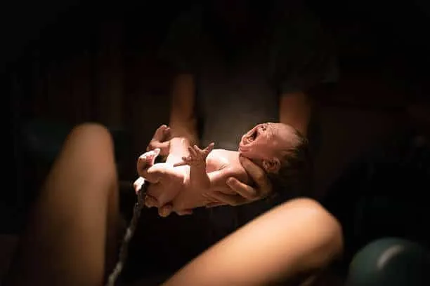 Mơ thấy sinh đẻ điềm báo gì