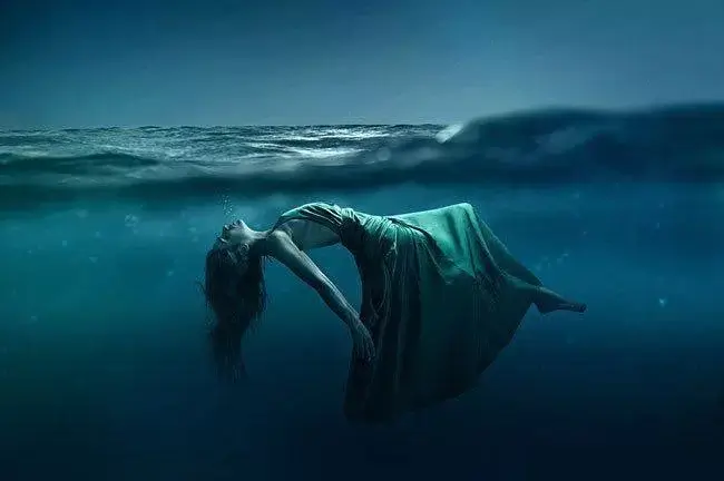 mơ thấy một người chết vì đuối nước trên biển
