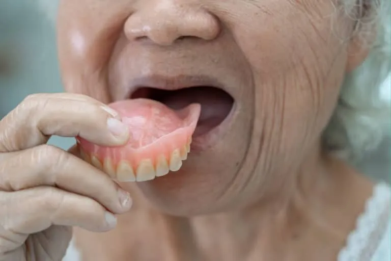 Mơ thấy răng gãy hết cả hàm