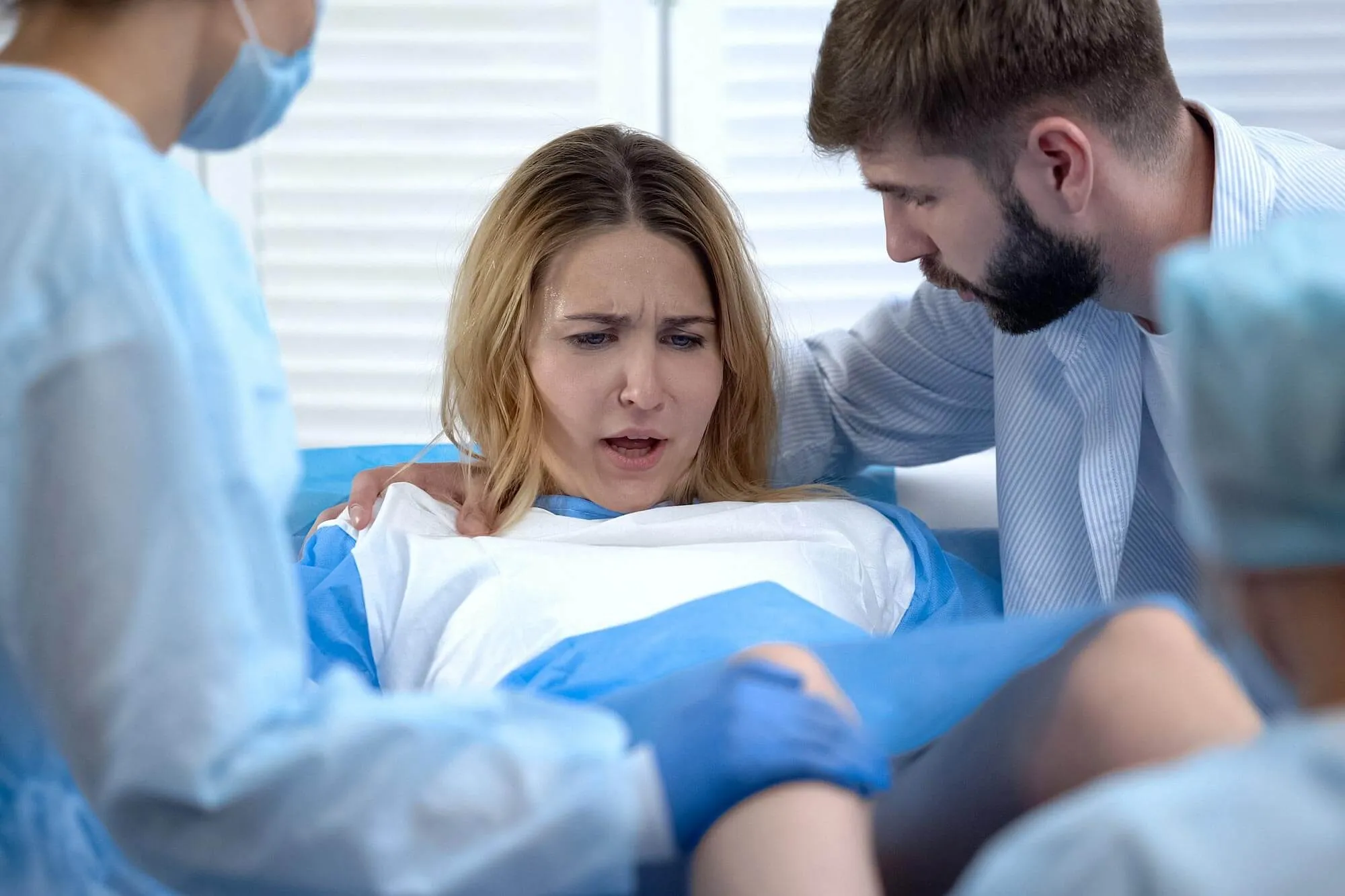 Mơ thấy sinh em bé khi còn quá trẻ