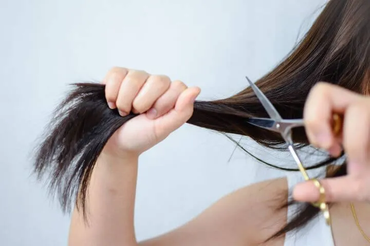 Chiêm bao thấy tự cắt tóc mình