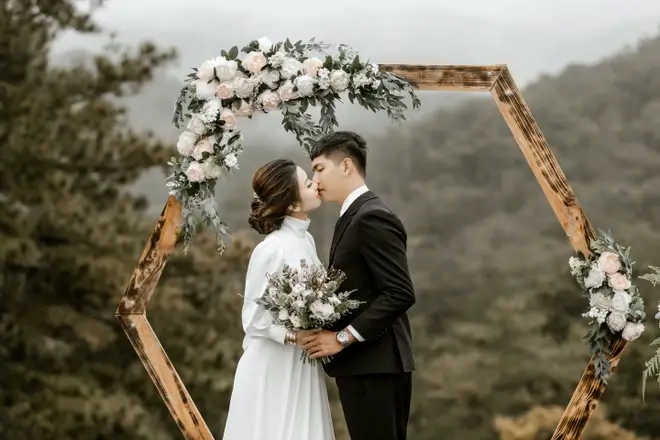mộng thấy bạn lâu năm làm đám cưới