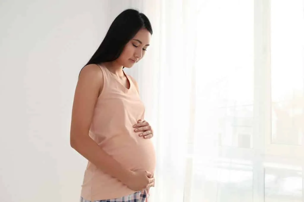 Chị gái nằm mơ thấy em gái có bầu