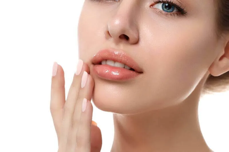 Giật môi dưới bên phải mang đến điềm báo gì