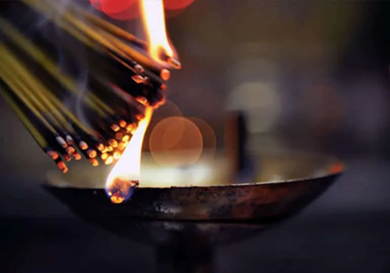Mộng thấy bát hương cháy
