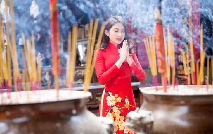 Mơ thấy đi chùa thắp nhang