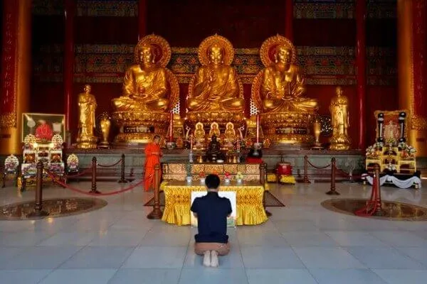 Mộng thấy đi chùa vái lạy phật