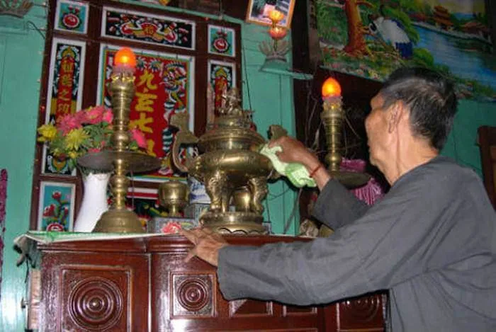 Mơ thấy dọn dẹp bàn thờ