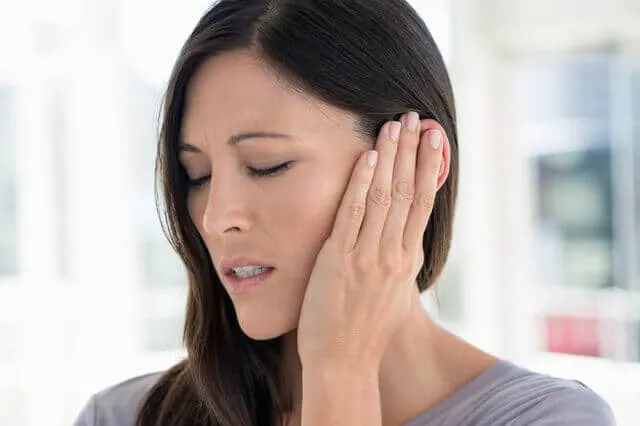 Điềm báo ù tai phải ở nữ