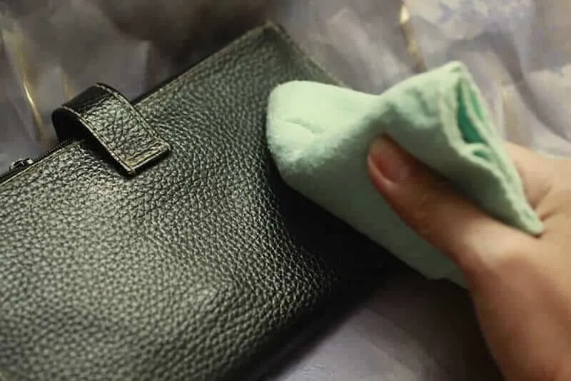 Mộng thấy túi xách bị bẩn