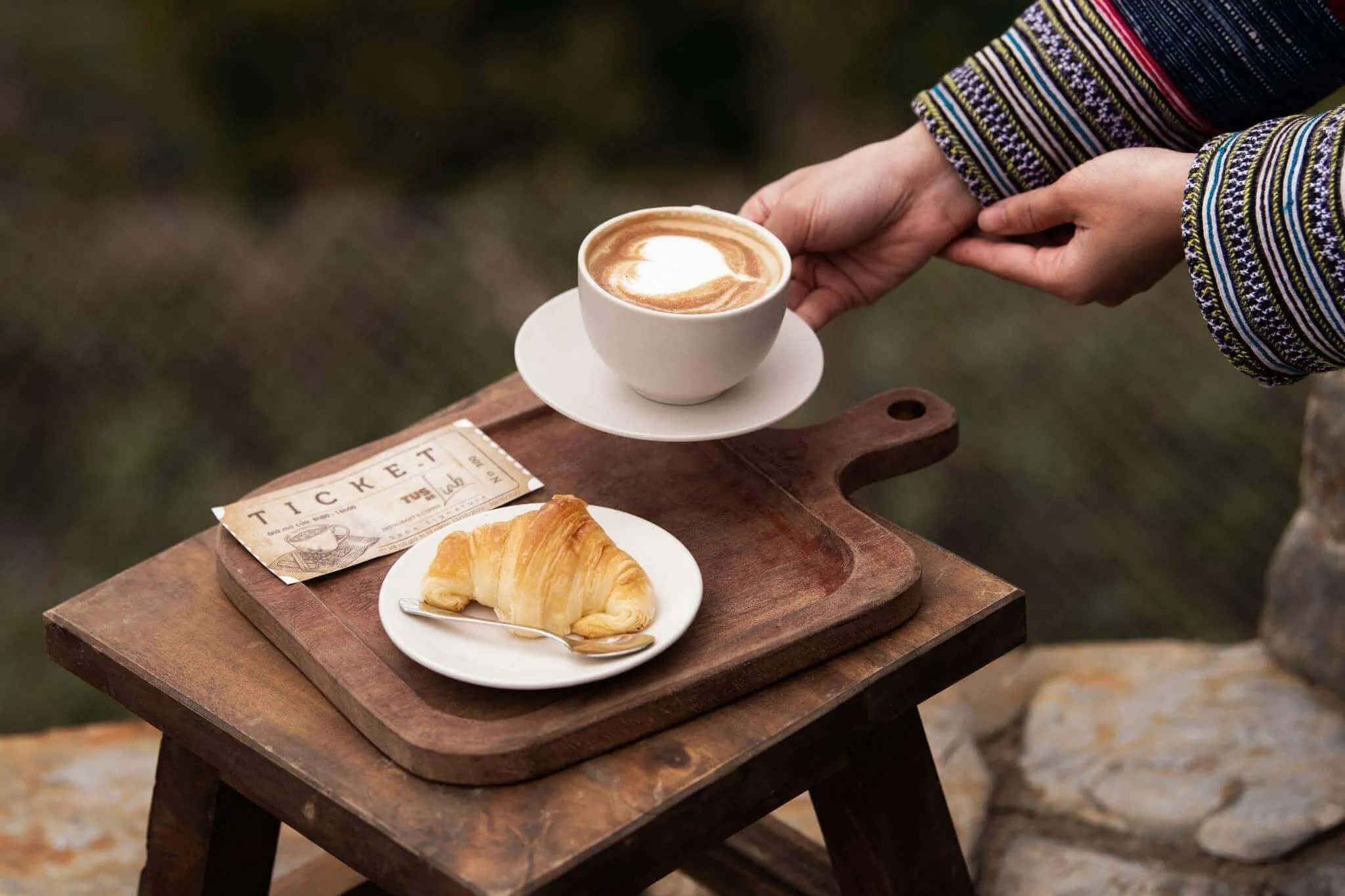 Nằm mơ đi cà phê một mình