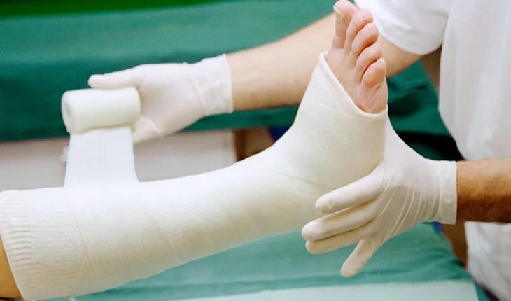 Ngủ mơ ba mẹ gãy chân không ai chăm sóc
