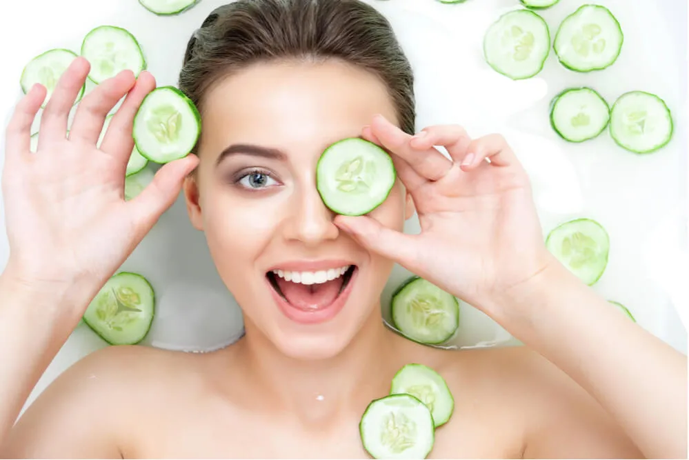 Ngủ mộng đắp mặt nạ dưa chuột