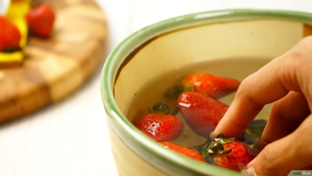 Chiêm bao thấy rửa dâu tây