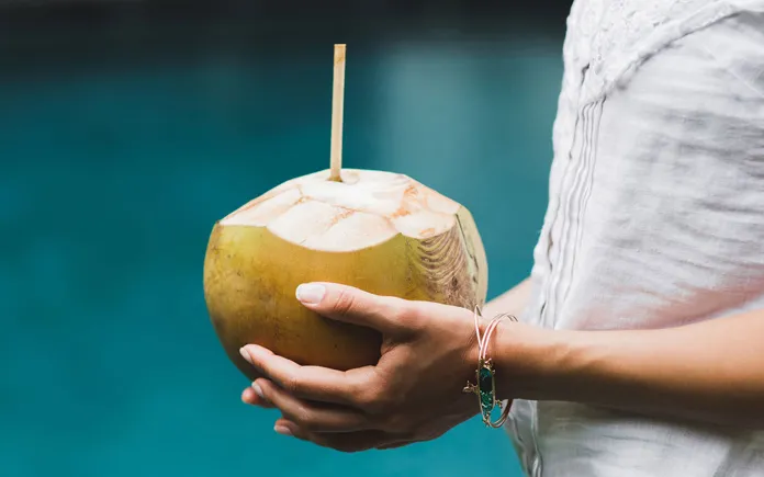 Mơ thấy mình đang cầm quả dừa