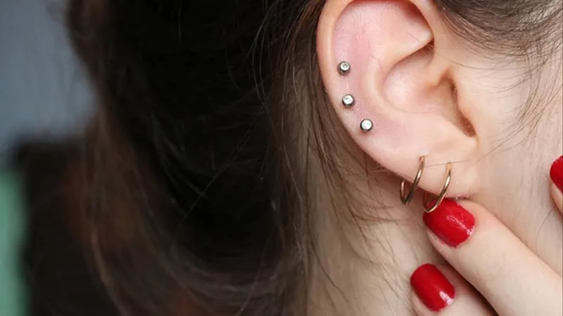 Giải mã giấc mơ bấm lỗ tai đánh số mấy