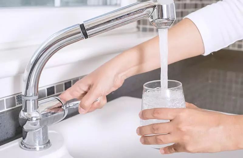 mơ thấy vòi nước chảy đánh con gì