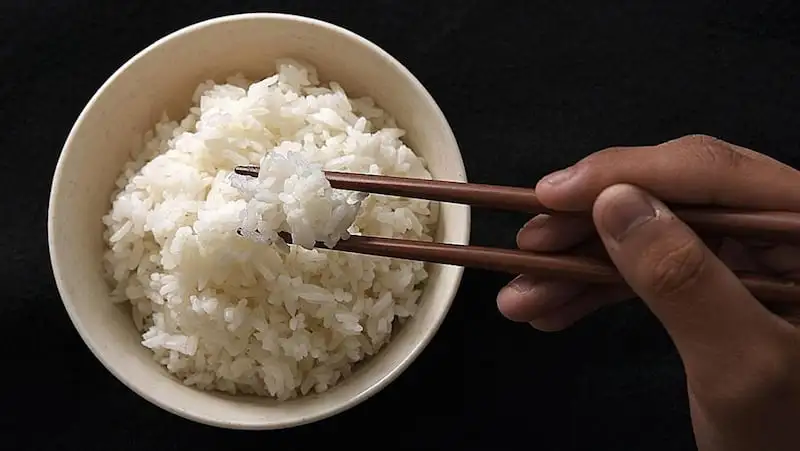Nằm mơ thấy cơm trắng đánh con gì