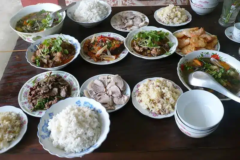 mơ thấy ăn cơm nhà người khác