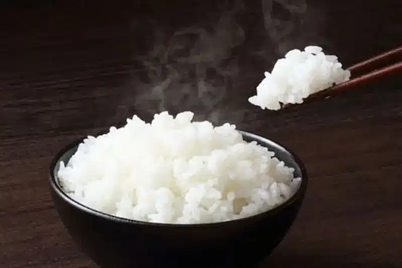 Mộng gặp ăn cơm ở chùa