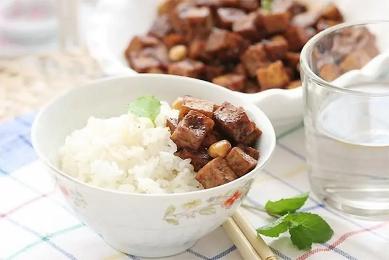 Mơ thấy ăn cơm rau tại nhà người khác