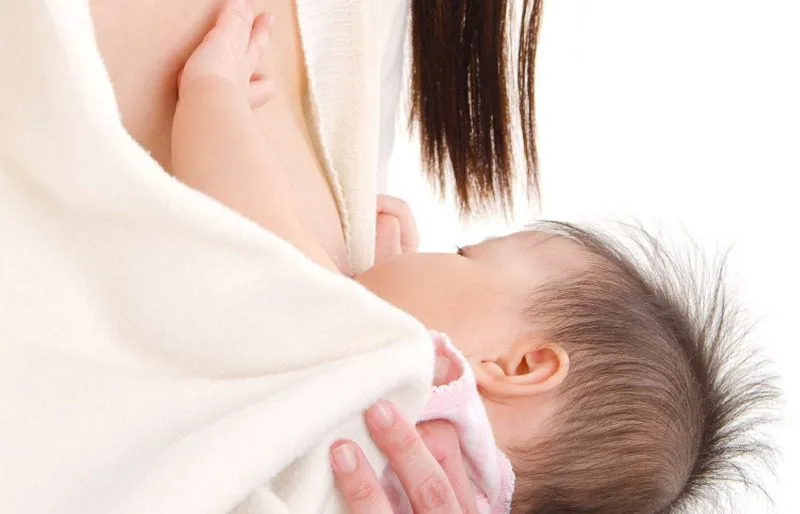 Mơ thấy em trai đang bú vú mẹ